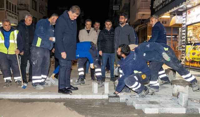 Başkan Tugay yol emekçileriyle gece mesaisinde buluştu