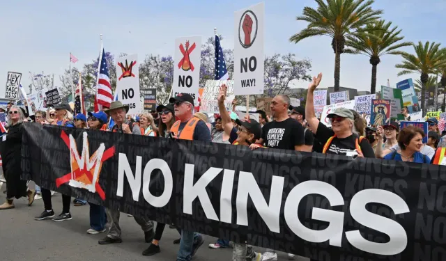 ABD'de milyonlarca kişi sokağa çıktı: "Krallara Hayır" protestosu!