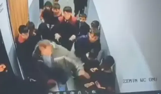 Çocuğuna kar topu atan öğrenciyi darbetti!