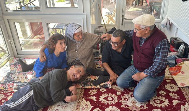 Yaşlı çift, 52 yıldır engelli 3 çocuğuna bakıyor