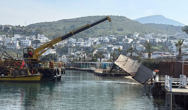 Bodrum'da kaçak iskeleler yıkılıyor