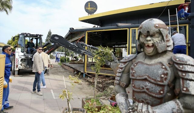 Fethiye'de imara aykırı eklentiler yıkılıyor