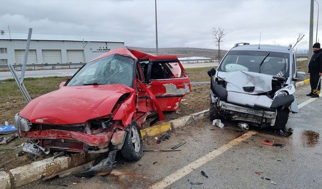 Kavşakta feci çarpışma: 8 yaralı