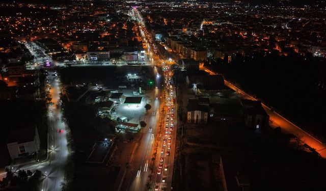 Tatil yoğunluğu yollara yansıdı: Araç kuyruğu kilometreleri buldu