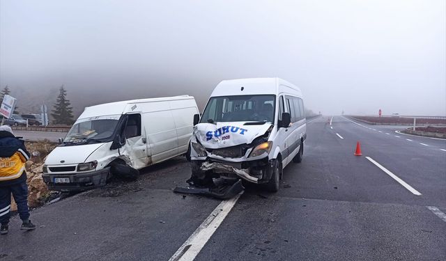 Afyonkarahisar'da yolcu minibüsü ile kamyonet çarpıştı: 7 kişi yaralandı