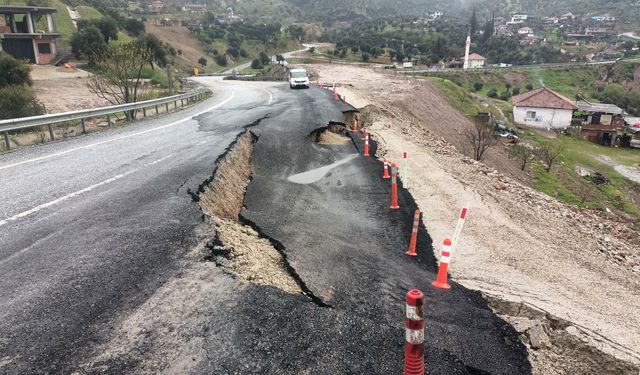 Aydın'da toprak kayması: Kara yolu ikinci kez çöktü