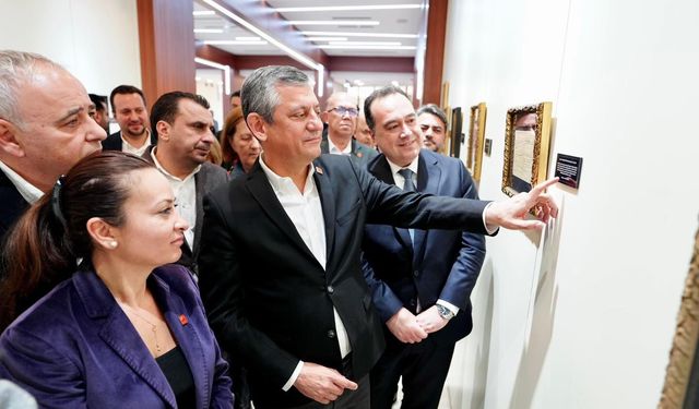 Özel “Sarışın Bir Kurt” sergisini gezdi