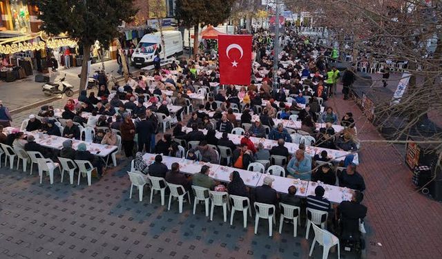 Çiğli’de Kadir Gecesi’nde binler aynı sofrada buluştu