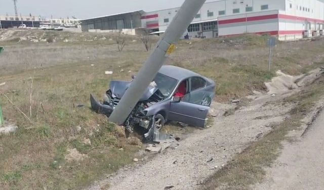 Elektrik direğine çarpan otomobilin sürücüsü yaralandı