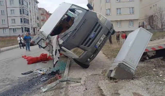 Çorum'da tarım işçilerini taşıya minibüs ile otomobil çarpıştı: 5 yaralı