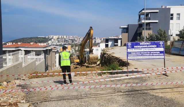 Kuşadası'nda yol çalışmaları tam gaz