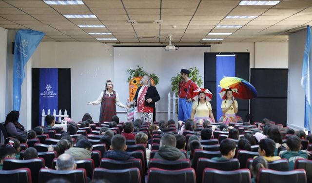 Başkan Çerçioğlu Köşk’te minikleri tiyatroyla buluşturdu