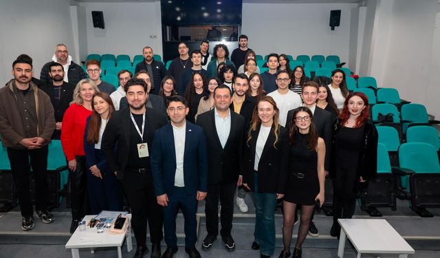 Gençler ‘Hibrit Kariyer Zirvesi’ için Konak’ta bir araya geldi