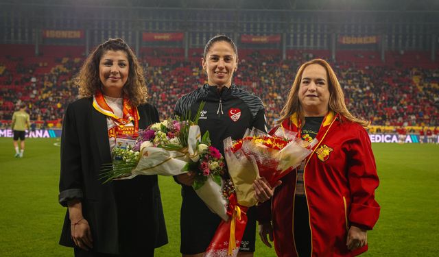 Göztepe maçında tarihi an: 22 yıl sonra kadın hakem