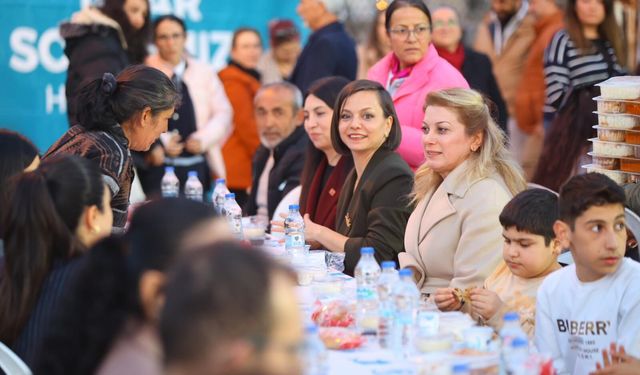 Karabağlar’da iftar buluşması... CHP Kadın Kolları Genel Başkanı Asu Kaya da konuk oldu!