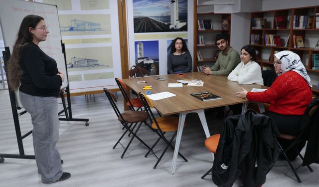 Konak’ta gençler yabancı dilini konuşarak geliştiriyor