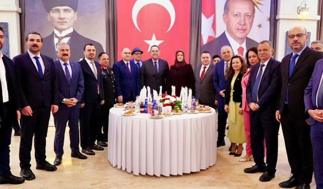 Manisa protokolü bayramlaşma töreninde bir araya geldi