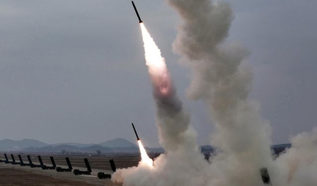 Kuzey Kore'de uzun menzilli topçu tatbikatı