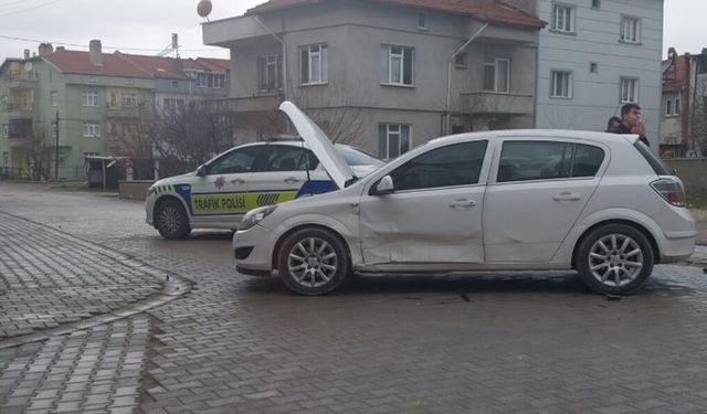 Otomobiller çarpıştı: Aynı aileden 1’i çocuk 3 yaralı