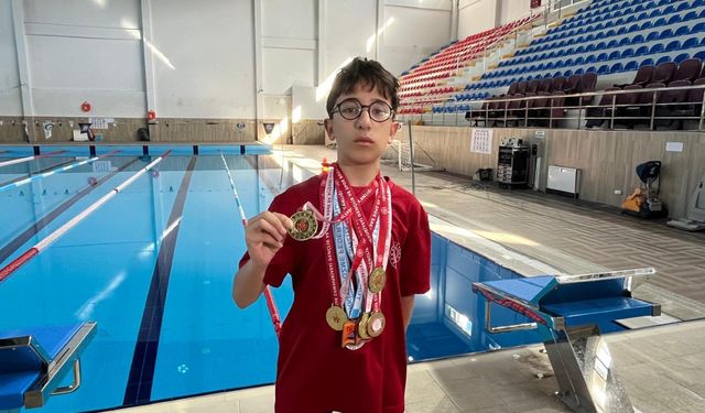 Raşitizmli para yüzücü Kayra Türkiye şampiyonu!
