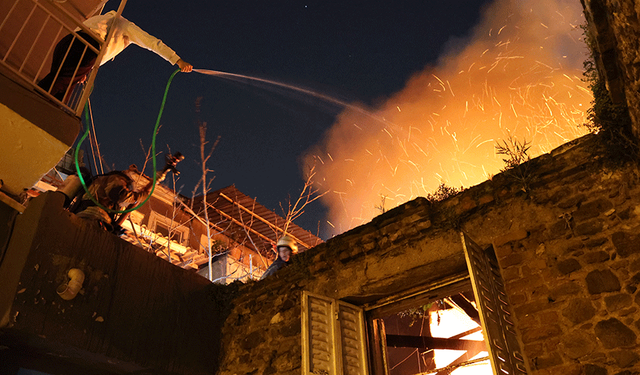 Alevlerin ortasında komşuluk... Yaşlı adamı kurtardılar!