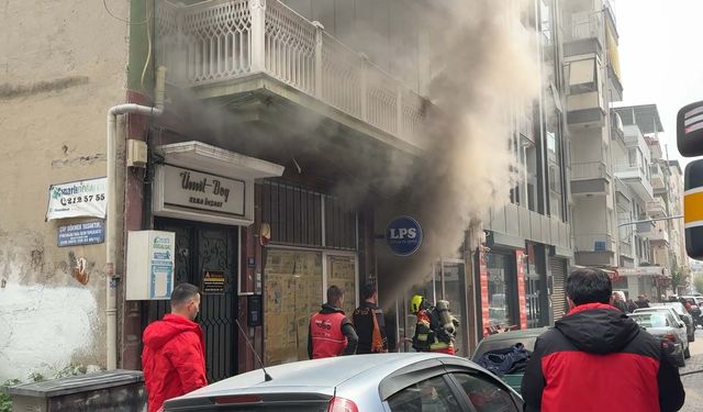 Şarjda patlayan batarya iş yerini yaktı!