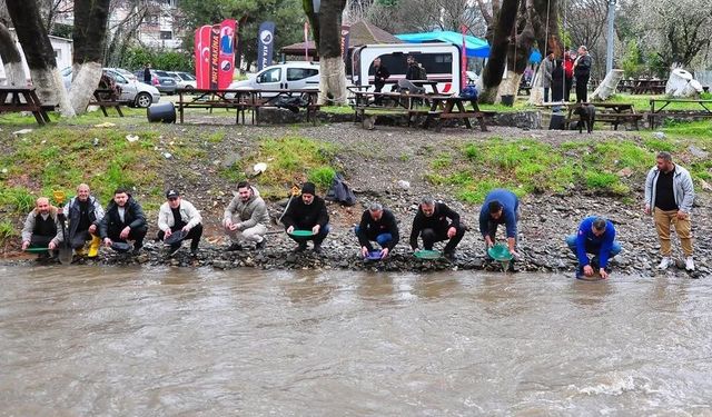 ‘Kırıntıcılar’ Kemalpaşa’yı mekan etti, muhtar net konuştu: Boşuna gelmeyin, derede altın yok!