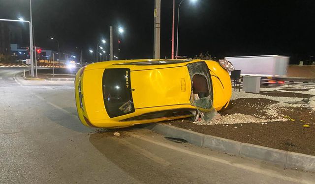 Feci kaza: Taksi direğe çarparak durabildi