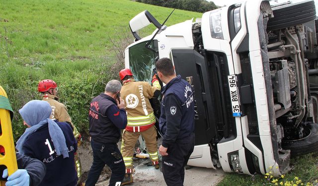 Tanker, yağmur suyu tahliye kanalına devrildi: 1'i ağır, 3 yaralı