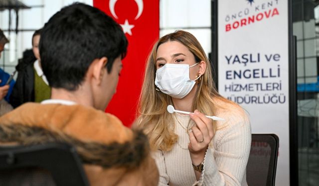 Bornova’da işitme engelli öğrencilere diş taraması ve tarih yolculuğu