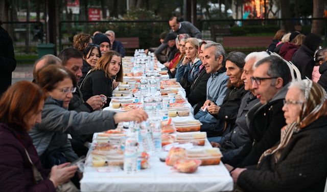 Bornova’da Kadir Gecesi’nde büyük iftar buluşması