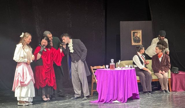 Üniversiteliler tiyatroda buluştu