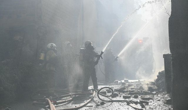Zamanla yarış: Konak’taki yangın kontrol altında!