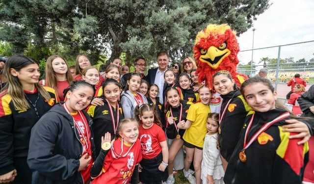 Başkan Tugay, sporcu çocuklarla buluştu