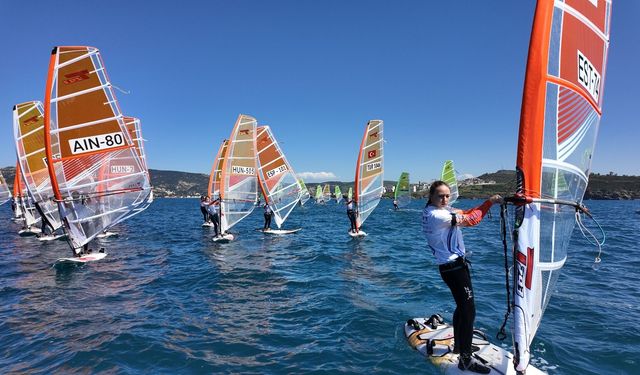 İzmir'de rüzgar sörfü heyecanı!
