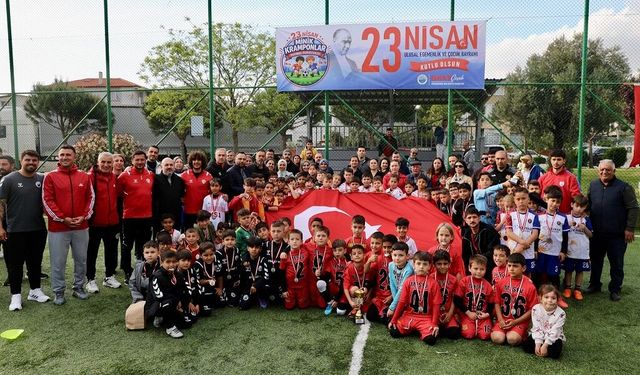 Menderes’te minik kramponlar sahaya çıktı