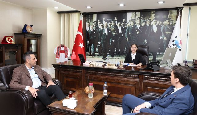 Çiğli’de 23 Nisan coşkusu: Yıldız koltuğunu miniklere emanet etti