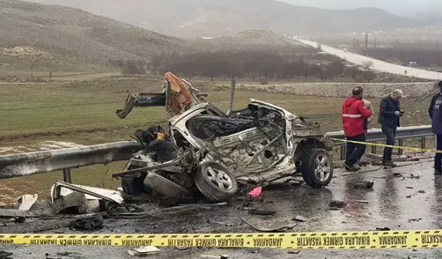 TIR ile otomobil kafa kafaya çarpıştı: 3 ölü, 1 yaralı