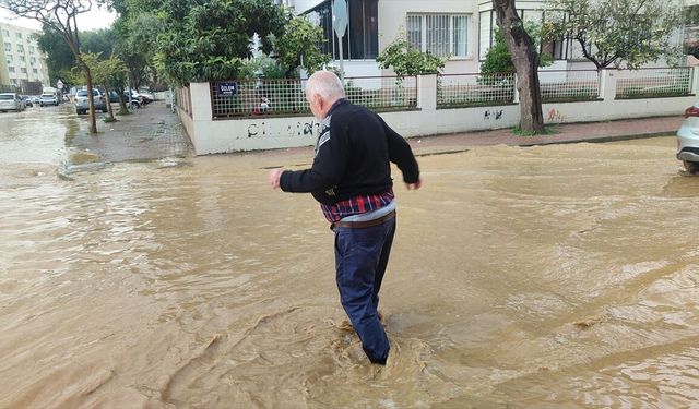 Ödemiş'te sağanak etkisi... Yolları su bastı!