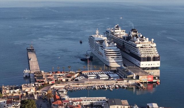 Kuşadası'na denizden 2 bin 723 turist geldi