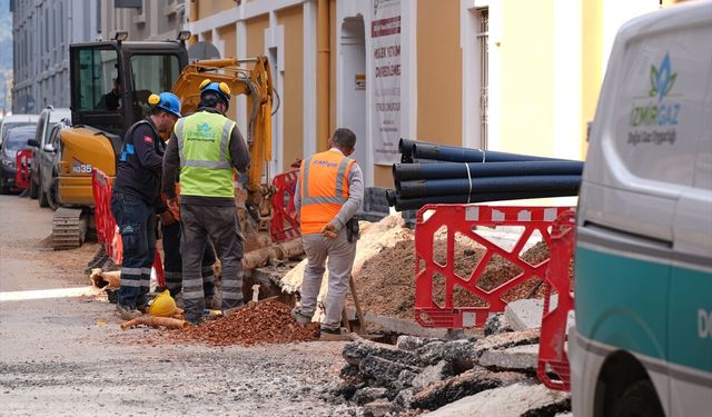 Alsancak'ta "bitmeyen altyapı çalışmaları" esnafı bezdirdi!