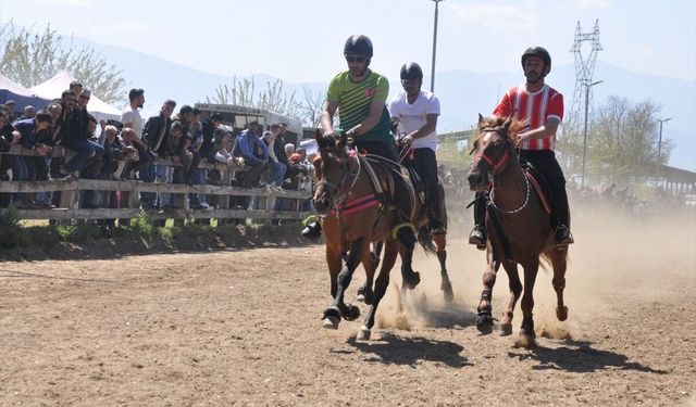 Ödemiş'te rahvan at yarışları düzenlendi