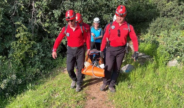 Ayağı kırılan kadın, 4 saatlik çalışmayla kurtarıldı!
