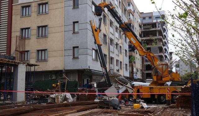 Faciadan dönüldü... Vinç işçi konteynerinin üzerine düştü!