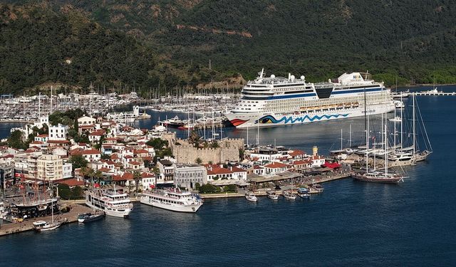 Marmaris'e denizden 2 bin 500 turist geldi!