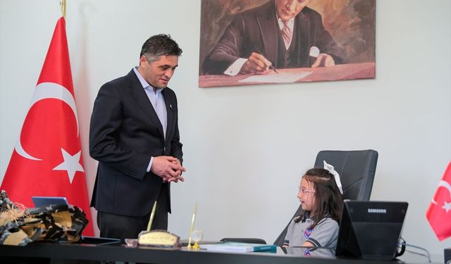 Başkan Acar koltuğunu Burçin'e devretti