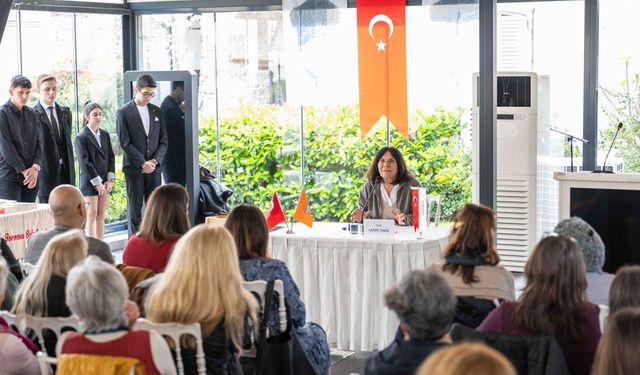 Latife Tekin Bornova’da gençlerle buluştu