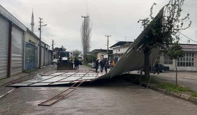 Aydın'ı fırtına vurdu: İş yerinin çatısı uçtu