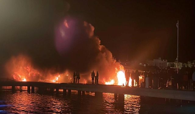 Alev alev yanmışlardı: 7 motoryatın enkazı kaldırılıyor