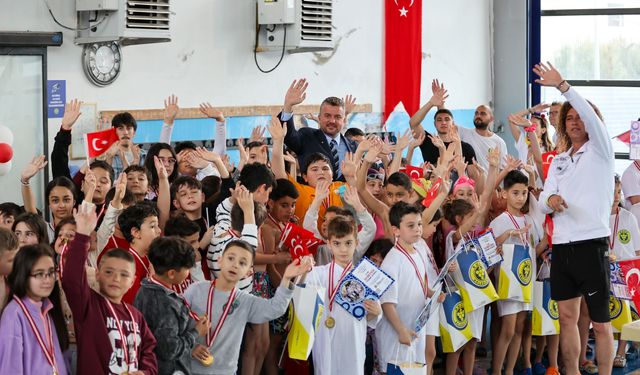 Buca’da 23 Nisan coşkusu havuza taşındı